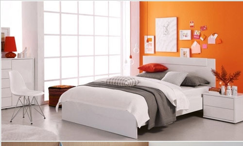 Sơn tường với màu sắc nổi bật khiến phòng ngủ ấm cúng hơn.