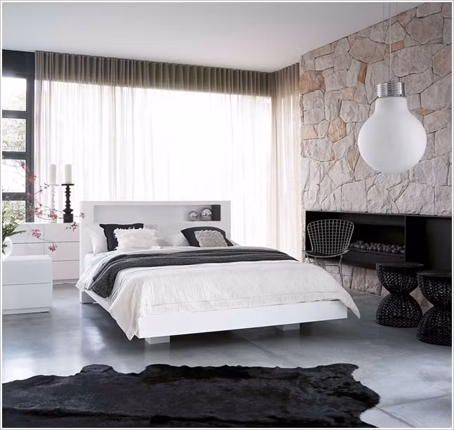 Phòng ngủ với tường đá tạo nên không gian sang trọng, ấn tượng.