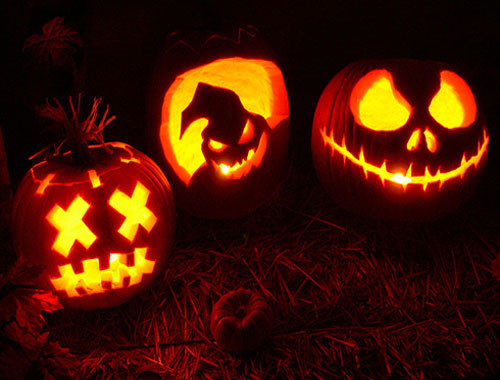 Những chiếc đèn bí ngô Halloween mang khuôn mặt phù thủy, đầu lâu...