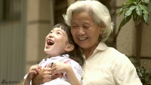 “Hạ Thiên đẹp quá, trong veo và tinh khiết đúng với phong cách của đám cưới”, “Thực sự tôi đã tưởng đó là Angelababy, họ giống nhau quá”, “Tôi đã xem đi xem lại 2 lần, nó khiến tôi cảm động và hạnh phúc theo hai người đó”,...là những bình luận của cư dân mạng để trên Sina.