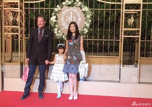 Nhiều người nhận xét Hạ Thiên chính là Angelababy nhí - phiên bản nhí hoàn hảo nhất của Angelababy. Clip chiếm nhiều cảm tình của người xem nhờ sự trong sáng, hồn nhiên của Hạ Thiên. Ảnh: Bé Hạ Thiên bên bố MC, diễn viên Canada Hạ Khắc Lập và mẹ.