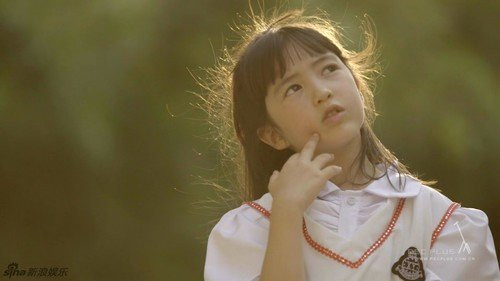 Trang qianhua đưa tin, để tạo bất ngờ cho cô dâu, “soái ca” Huỳnh Hiểu Minh đã bí mật chuẩn bị clip ngắn đặc biệt này để phát trong lễ cưới của hai người. Clip mang nội dung đơn giản nhưng sâu sắc, tái hiện lại quãng thời gian thơ bé của Angelababy khi cô vẫn đang chung sống cùng bà ngoại.