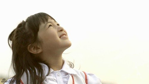 Angelababy từng tiết lộ với khán giả rằng, nhờ bà ngoại mà hai người mới có cơ hội quen biết và đến với nhau. Người đẹp kể lại, trong một lần về Thượng Hải để dự sinh nhật của bà, cô đã gặp được nửa kia của đời mình. “Có cảm giác như chính bà ngoại đã nắm lấy bàn tay tôi để trao vào tay anh ấy vậy”, Angela bồi hồi nhớ lại.