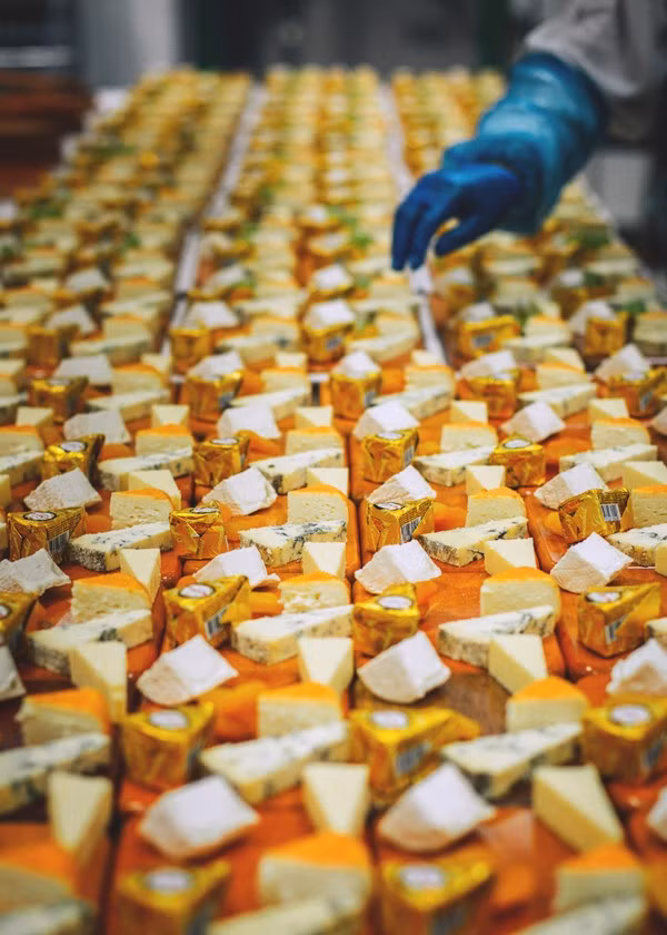 Nhà bếp được chia ra làm 3 khu vực nhỏ: bếp nguội, bếp nóng và xưởng bánh. Bếp nguội là nơi các đầu bếp chuẩn bị món khai vị và sandwich. Những chiếc bánh sandwich, bất kể 10 hay 1.000 chiếc, đều phải được trình bày giống hệt nhau về hình thức.