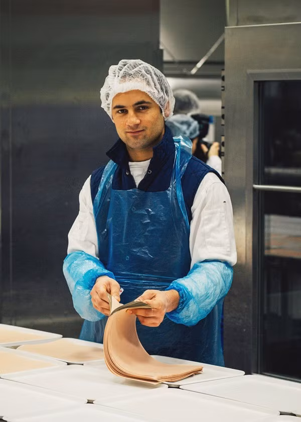 Vấn đề vệ sinh an toàn thực phẩm là nhân tố được đặt lên hàng đầu tại EKFC. Khi bước vào xưởng, mỗi người phải mặc một chiếc áo choàng trắng như trong phòng thí nghiệm, đội chiếc mũ lưới, thậm chí một số người còn phải đeo lưới bọc ngoài râu để đảm bảo không thể có “vật thể lạ” xuất hiện trong các món ăn.