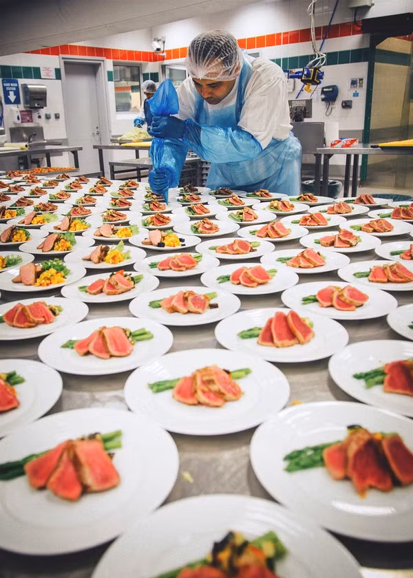 Tại khu bếp nóng của EKFC, những bữa ăn dành cho khách VIP luôn được chế biến và trình bày đẹp mắt và ngon miệng nhất có thể.