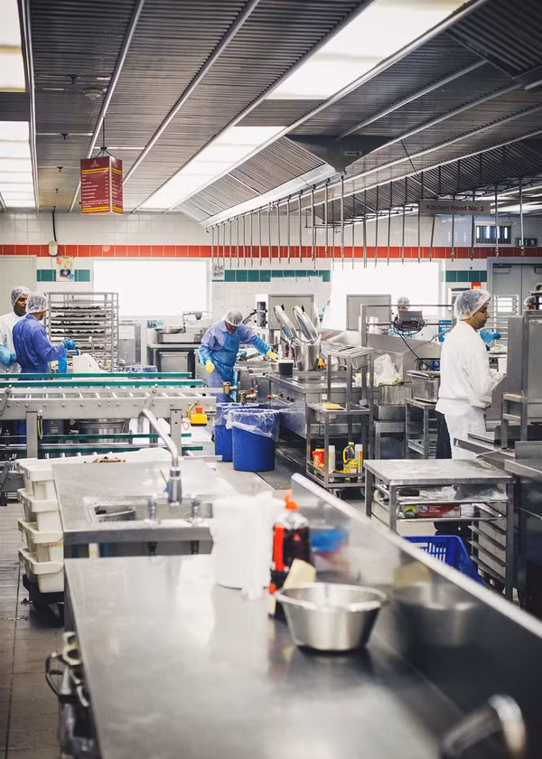 Các đầu bếp dường như không có nhiều thời gian nghỉ ngơi bởi họ phải làm công việc ngay cả khi đã nửa đêm để có thể chuẩn bị kịp đồ ăn phục vụ cho các chuyến bay sáng.