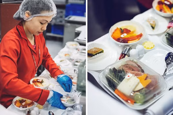 Việc bày biện và đóng gói đồ ăn, dao, dĩa và những dụng cụ khác đối với khoang hạng nhất và thương gia rất cầu kì. Theo quy định, chỉ có duy nhất một nhân viên của EKFC đảm nhiệm việc này. Quy tắc này giúp Emirates Airlines kiểm soát tốt hơn công việc cũng như các nhân viên có trách nhiệm hơn với nhiệm vụ của mình.