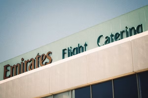 Để có được đồ ăn trên máy bay chất lượng cho khách VIP, hãng Emirates đã đầu tư không nhỏ cho cơ sở sản xuất đồ ăn Emirates Flight Catering (EKFC) của hãng đặt tại thành phố Dubai.