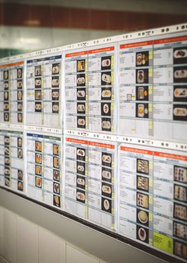 Hiện tại, Emirates Airlines có hơn 120 thực đơn được thay đổi hàng tháng để phục vụ tất cả các đường bay khác nhau của hãng. Danh sách cũng như hình ảnh tất cả các món ăn được sử dụng trong tháng sẽ được dán bên ngoài khu bếp nóng nhằm giúp nhân viên tham khảo. Việc làm này giúp các nhân viên biết cách trình bày, cũng như tỉ lệ mỗi thành phần có trong món ăn đó.