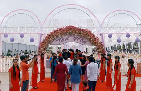 Gap dai gia giau mat lam dam cuoi ‘khung’ cho con-Hinh-3