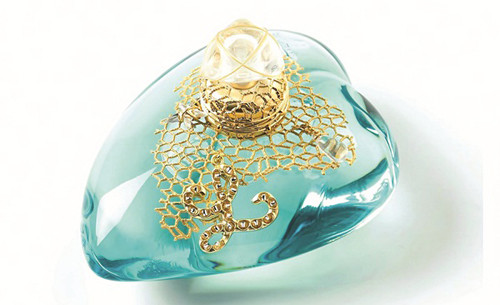 L de Lolita Lempicka - Lolita Lempicka: Với cảm hứng lấy từ vô vàn những câu chuyện về vẻ đẹp huyền bí của đại dương và tiếng hát du dương của những nàng tiên cá, lọ nước hoa là hình tượng của đại dương với màu pha lê xanh biếc, bên trên phủ tấm lưới vàng. Theo cả nghĩa đen và nghĩa bóng, nó giống như một kho báu nằm ẩn sâu dưới lòng biển sâu thẳm.