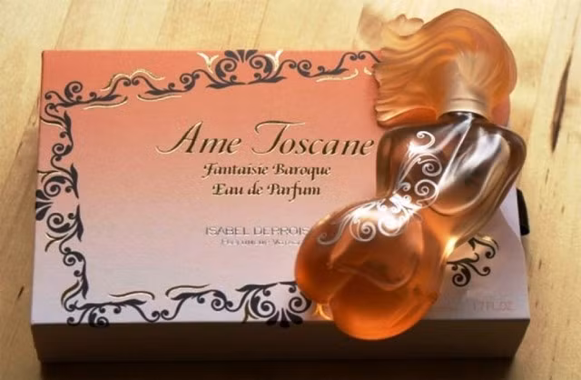 Toscane Fantaisie Baroque của Isabel Derroisne: Được giới thiệu là một phiên bản giới hạn, chai nước hoa này có hình dạng giống như cơ thể một phụ nữ Baroque. Với mùi hương kết hợp của đào và xạ hương và vani, Toscane Fantaisie Baroque có mùi độc đáo như bao bì của nó. Đây là một mùi hương có khả năng cải thiện tâm trạng nhanh và tăng cường sức quyến rũ.