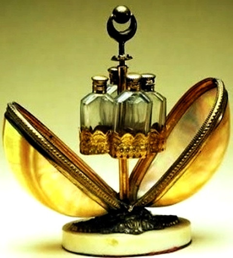 Chai nước hoa hình trứng của hãng Barcelona: Mẫu chai này được làm bằng thủy tinh theo phương pháp thủ công. Khi vỏ trứng bên ngoài mở ra, bạn sẽ thấy 3 chai nước hoa nhỏ bên trong.