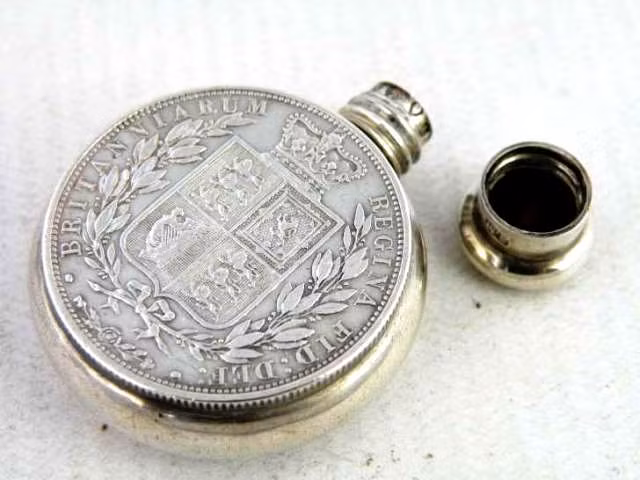 Crown Coin của hãng SM: Với một mặt là hình Nữ hoàng Victoria, mặt còn lại là quốc huy của nước Anh, chai nước hoa này là độc quyền của Sampson Mordan, có nắp vặn và được chế tác tinh xảo.