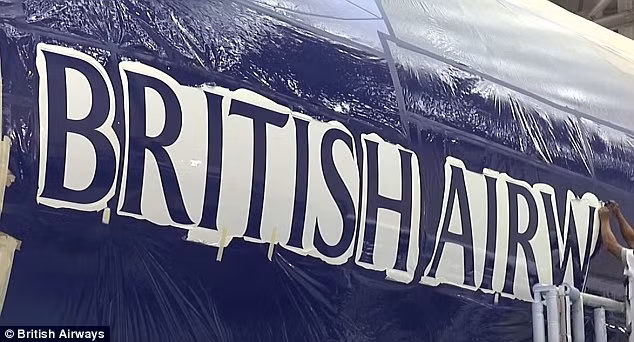 Ngoại thất máy bay được các công nhân phun sơn tỉ mỉ.