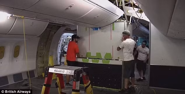 Máy bay này được hàng chục công nhân lắp ráp tại nhà máy của Boeing tại Seattle, Washington.