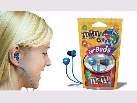Tai nghe hình kẹo M&amp;M trông khá ngon mắt.