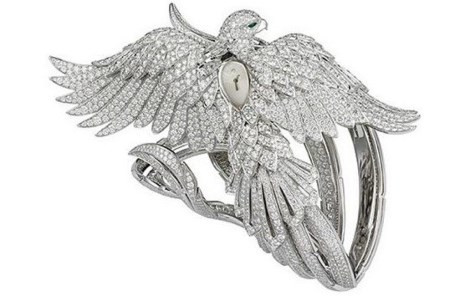 Hãng Cartier đã sản xuất mẫu đồng hồ cực kì đẹp mắt với hình dáng một chú chim phượng hoàng – một trong những linh vật nổi tiếng trên thế giới. Chiếc đồng hồ này được làm từ 18 carat vàng trắng và trang trí với hơn 3.000 viên kim cương dáng hột xoàn (brilliant-cut) có tổng trọng lượng lên tới 80 carats cùng với một viên kim cương nặng khoảng 3,35 carats.