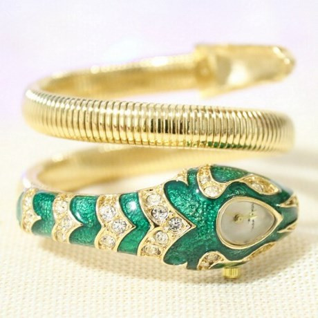 Một kiểu đồng hồ hình rắn độc đáo khác.