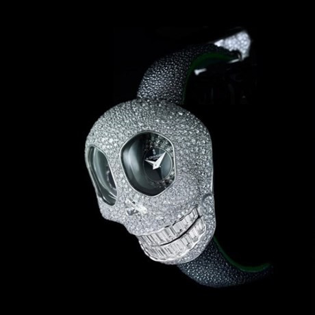 Đồng hồ hình đầu lâu có tên Crazy Skull của hãng De Grisogono. Các thợ chế tác của De Grisogono đã phải mất 250 giờ và 1 năm nghiên cứu để cho ra đời chiếc đồng hồ đỉnh này.