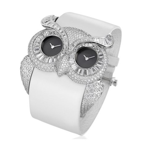 Đồng hồ hình con cú: Chiếc đồng hồ độc lạ này được làm từ 18 carat vàng trắng và vàng hồng cùng với những viên những viên kim cương để trang trí.