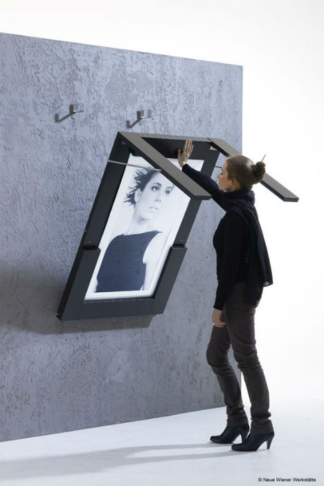 Bức tranh tường độc đáo này có thể ngả xuống làm bàn uống nước hay bàn ăn khi bạn cần. Khi không sử dụng nữa, bạn gấp nó lên tường thành một khung tranh ấn tượng.