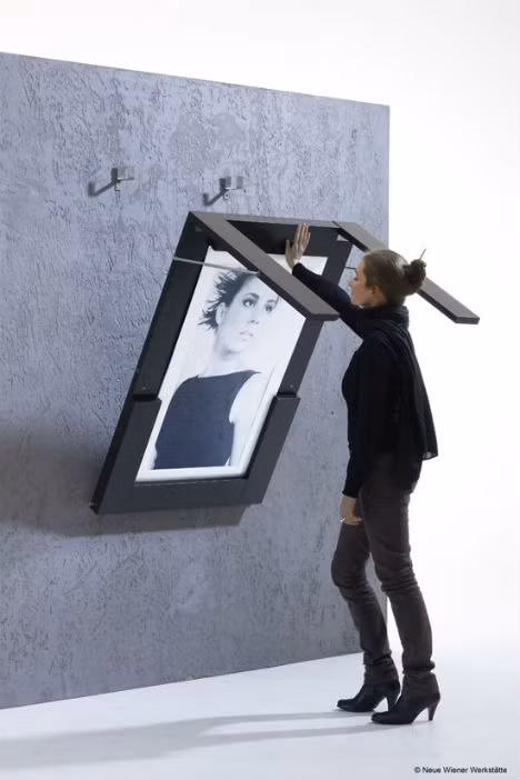 Bức tranh tường độc đáo này có thể ngả xuống làm bàn uống nước hay bàn ăn khi bạn cần. Khi không sử dụng nữa, bạn gấp nó lên tường thành một khung tranh ấn tượng.