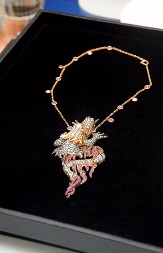 Chiếc vòng cổ hình rồng được chế tác từ vàng và kim cương có giá tiền tỷ.