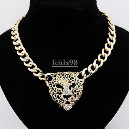 Vòng cổ đầu báo ấn tượng.