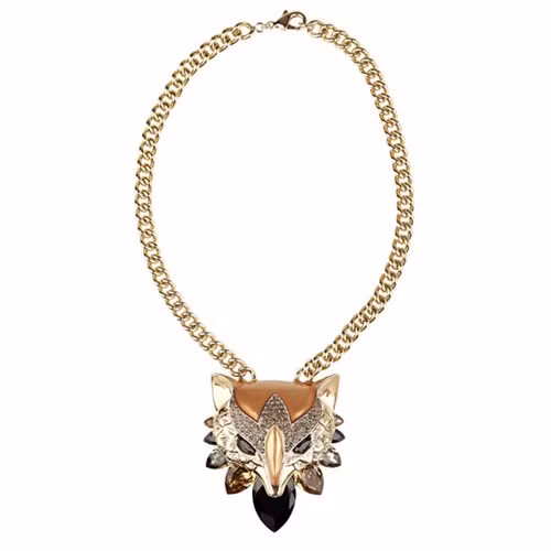 Vòng cổ Roberto Cavalli hình đầu sói trị giá 31 triệu đồng.