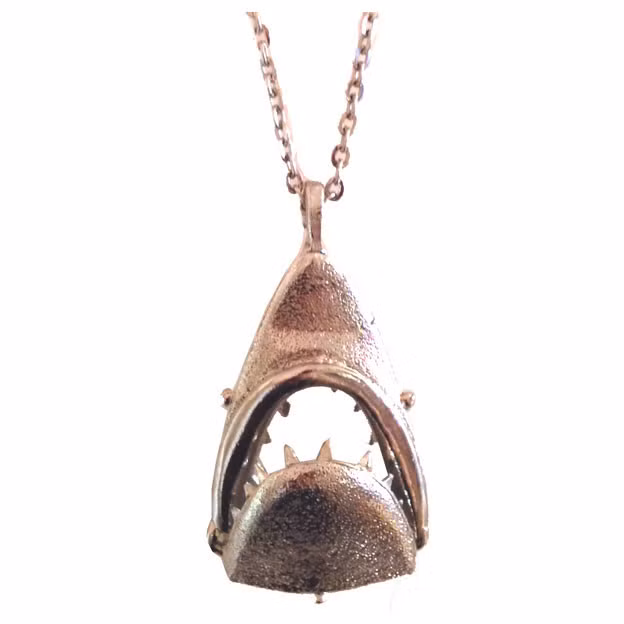 Vòng cổ miệng cá mập.