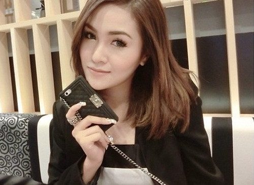 Nichabul là cái tên đắt giá trên sàn diễn thời trang hay tạp chí mốt hàng đầu tại Thái Lan. Với đôi chân dài miên man, sắc vóc nổi bật, gu ăn mặc cá tính, Nichabul nhanh chóng nổi danh trong làng thời trang xứ Chùa Vàng.