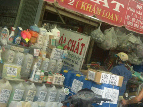 Hàng ngày, người dân từ khắp mọi nơi tấp nập đổ về đây để mua bán các loại hóa chất được bày bán tràn lan. Khách hàng tới đây hỏi mua hóa chất dễ như mua rau và hầu như loại nào cũng có.