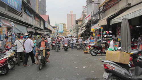 Chợ Kim Biên vốn nổi tiếng là khu chợ bán hóa chất lớn nhất Sài Gòn. Từ các loại bột dùng làm chín trái cây, pha trà sữa hay chế nước lèo bún bò, bún riêu... đến những hương liệu tạo màu thực phẩm đều được tìm thấy tại đây một cách dễ dàng.