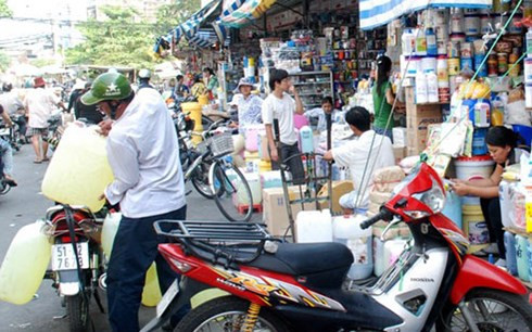 Tuy nhiên, sau một thời gian làm ăn không hiệu quả, ban quản lý chợ quyết định chuyển sang cho tiểu thương thuê sạp buôn bán từ năm 1984. Cũng từ thời gian này, các mặt hàng hóa chất thực phẩm, công nghiệp... bắt đầu được bày bán công khai.