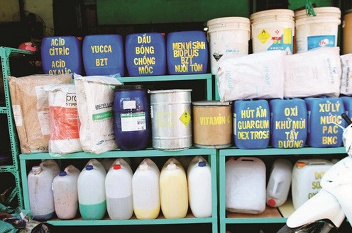 Theo báo cáo của Phòng Y tế quận 5, chợ Kim Biên hiện có 17 cửa hàng hóa chất nằm trong khu vực chợ, và nhiều cửa hàng của doanh nghiệp, cá nhân nằm rải rác xung quanh chợ. Tuy nhiên, giấy chứng nhận đủ điều kiện an toàn vệ sinh thực phẩm tất cả các cơ sở kinh doanh hóa chất nói trên đã hết hạn sử dụng từ năm 2012.