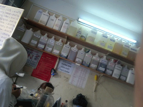 Tại chợ Kim Biên, người ta còn bán nhiều loại nước xả quần áo với giá rẻ như cho. Điều đáng nói, các loại nước xả này đều được làm nhái dưới các thương hiệu nổi tiếng như Cf, Dow... Ngoài những loại hóa chất kể trên, thuốc thúc chín trái cây cũng được bày bán công khai ở chợ Kim Biên.