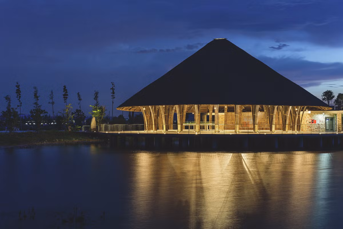 Ngoài không gian sinh hoạt cộng đồng, tòa nhà bằng tre này được chia thành một số phòng riêng như phòng tắm, nhà bếp và một văn phòng nhỏ.