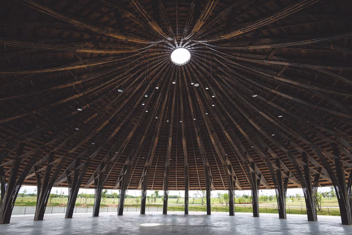 Phần mái của ngôi nhà cộng đồng này sử dụng hơn 20 tấn lá vọt được vận chuyển từ tỉnh Yên Bái vào. Lá vọt như một chất sừng có độ bền từ 30-50 năm, bền hơn so với các loại lá khác.