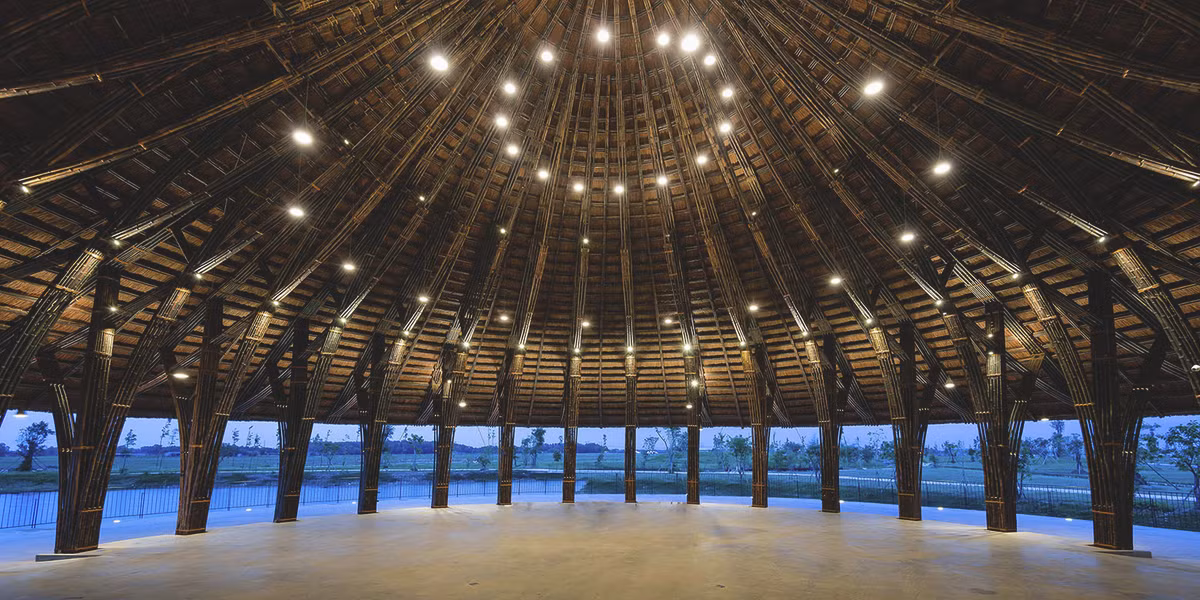 Sự độc đáo của công trình Tre Việt còn được thể hiện ở việc không có sự tham gia của bất kỳ chiếc đinh ốc kim loại nào trong việc liên kết toàn bộ khối kết cấu tre khổng lồ.