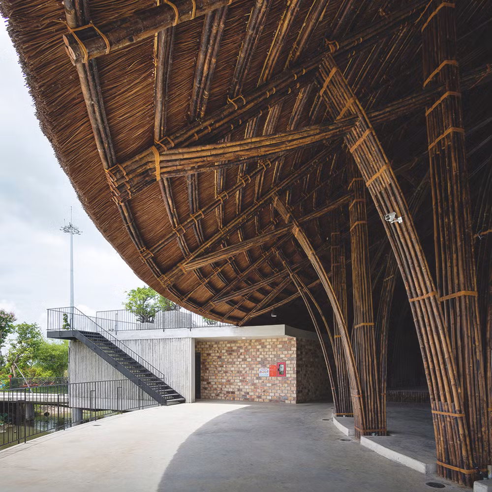 Trung tâm cộng đồng có sức chứa 250 người này được hình thành từ hơn 10.000 cây tre.