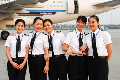 Năm phi công nữ của Trung Quốc chụp ảnh tại một sân bay ở Quảng Châu, tỉnh Quảng Đông, phía nam của Trung Quốc, ngày 13/11/2007.