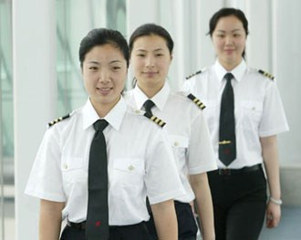 Wang Zheng, Lu Yahong và Huang He (từ trái qua phải) là những nữ phi công hàng không dân dụng đầu tiên của Trung Quốc. Họ bắt đầu chuyến bay đầu tiên từ tháng 5/2006.