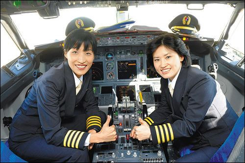 Hong Soo-in (phải) và Shin Soo-jin là những nữ phi công hàng không dân dụng đầu tiên của Hàn Quốc.