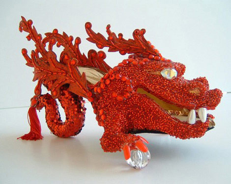 Đôi dép hình đầu rồng.