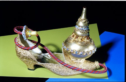 Đôi giày có gắn cả một chiếc đèn thần cổ tích.