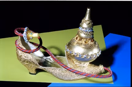 Đôi giày có gắn cả một chiếc đèn thần cổ tích.