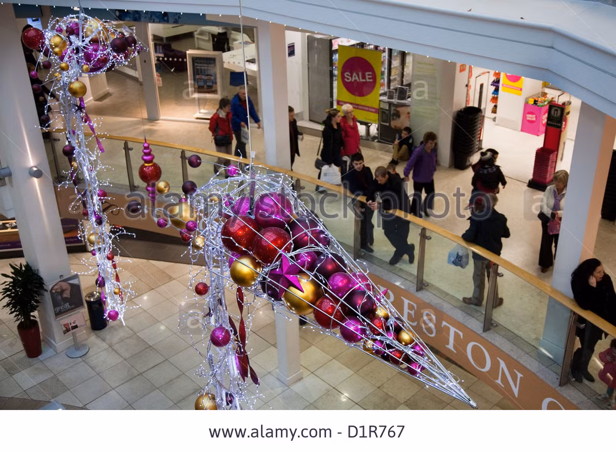 Khu vực bên trong trung tâm đã trang hoàng lộng lẫy đón Giáng sinh.