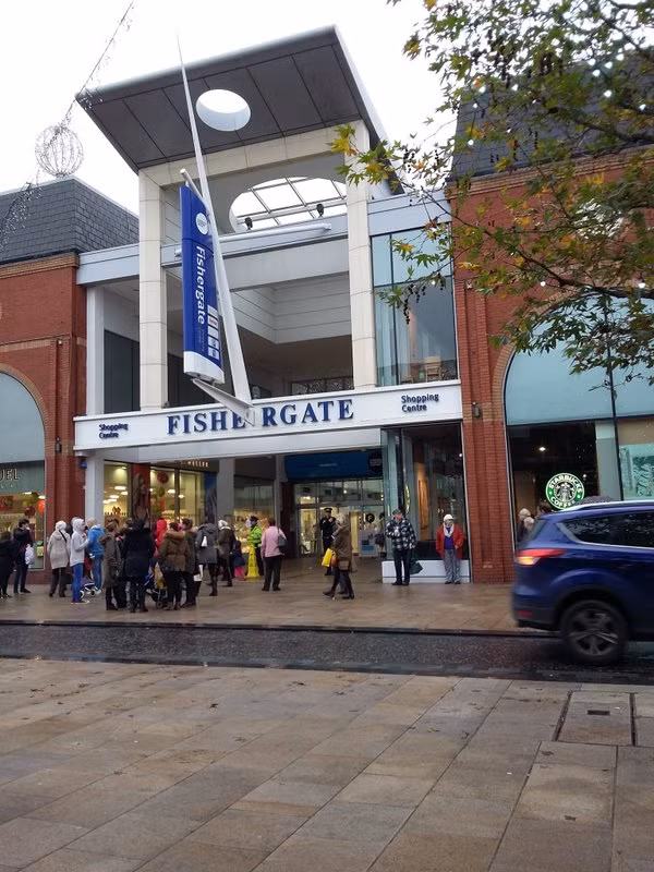 Cảnh sát Anh đã sơ tán mọi người và phong tỏa trung tâm mua sắm Fishergate để kiểm tra sau khi phát hiện một thiết bị nổ tự chế tại nơi này.